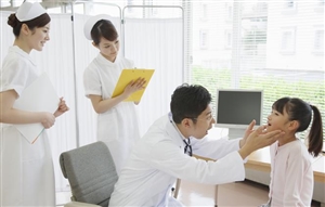 診療中の医師イメージ